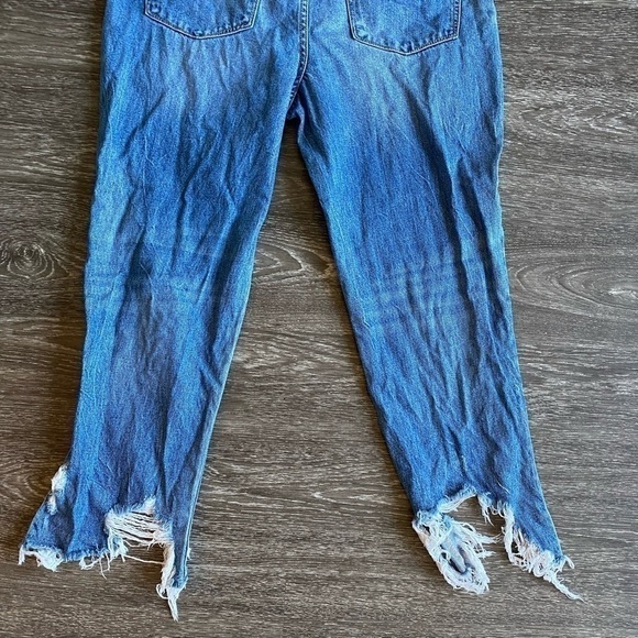 Chelsea and Violet distressed denim mom jeans.
Size 31 - Picture 13 of 14